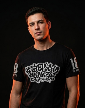Camiseta Sai Do Sofá